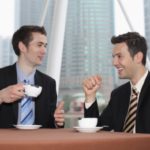 コーヒーを飲む二人のビジネスパーソン